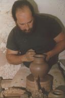 José da Cunha, oleiro, trabalhando o barro.