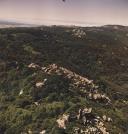 Vista aérea sobre a serra de Sintra com o Castelo dos Mouros.