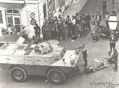 Chaimite, militares e populares no  Largo do Carmo durante a revolução de 25 de abril de 1974.