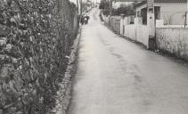 Pavimentação com betão asfáltico de uma rua nas Lopas, Agualva.