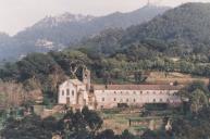 Convento de Santa Ana do Carmo em Colares com vista para a a serra de Sintra.