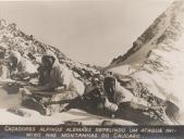 Caçadores Alpinos Alemães repelindo um ataque inimigo nas montanhas do Caucaso durante a II Guerra Mundial.