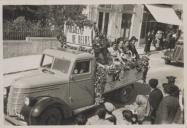 Carro alegórico representando a freguesia de Belas durante um cortejo de oferendas na Avenida Heliodoro Salgado, na Estefânia.