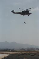 Exibição de um helicóptero na comemoração do aniversário da Base Aérea n.º 1 de Sintra.