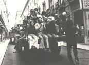 Militares e populares numa rua de Lisboa durante a revolução de 25 de abril de 1974.