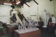 Várias peças de escultura de Pedro Anjos Teixeira, entre elas o Monumento ao Trabalhador Rural e os Perseguidos.