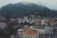 Vista parcial da vila e da serra de Sintra com nevoeiro.