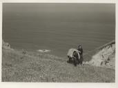 Saloia com o seu burro numa escarpa junto ao Cabo da Roca.