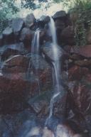 Vista parcial de uma cascata no parque de Monserrate.