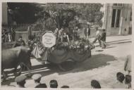 Carro de bois representando o Hokey Club de Sintra durante um cortejo de oferendas na Avenida Heliodoro Salgado, na Estefânia.