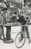 Gincana de bicicletas no ringue de patinagem do Parque da Liberdade em Sintra.