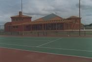 Campo de ténis no complexo desportivo de Lourel.