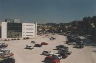 Vista parcial da Praça Dom Afonso Henriques do edificio municipal do Urbanismo na Portela de Sintra.