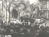 Soldados e populares no Largo do Carmo durante a revolução de 25 de abril de 1974.