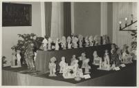 Estatuetas em barro durante a 1ª exposição de artesanato, no Palácio Valenças, de Eduardo Azenha de Santa Susana.