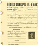 Registo de matricula de cocheiro profissional em nome de António de Oliveira Aires, morador em Massamá, com o nº de inscrição 946.