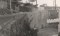 Construção de um muro de suporte, junto à Quinta da Bica, num troço de estrada entre Monte Santos e Cabriz.