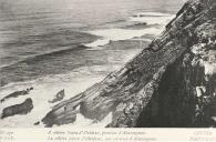 Reprodução de um bilhete postal ilustrado com a celebre Pedra d'Alvidrar localizada entre a praia da Adraga e a praia da Ursa.