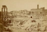 Ruínas do período clássico na cidade de Roma.