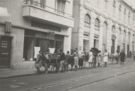 Saloias nos seus burros a vender os seus produtos na Avenida Heliodoro Salgado na Estefânia, Sintra.