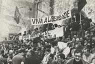 Comemoração do 1.º de maio de 1974 na escadaria do palácio Nacional de Sintra.