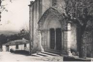 Fachada Principal da Igreja de Santa Maria em Sintra com portal gótico.