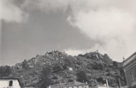 Vista parcial da serra de Sintra captada a partir do largo da República na vila de Sintra.