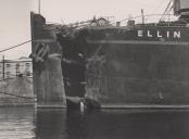 Ellin, navio de carga, com um rombo e atracado no porto durante a II Guerra Mundial.