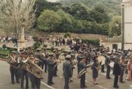Atuação de uma banda durante as comemorações do 25 de Abril no largo Virgílio Horta em frente aos paços do concelho de Sintra. 