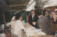 Rui Silva, Presidente da Câmara Municipal de Sintra, junto a vendedoras de pão com chouriço na Feira das Mercês.