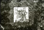 Placa colocada numa parede que diz: C. de M. Passagem d'Agua - 1920.