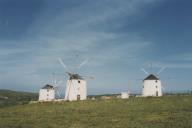 Moinhos de vento no vale entre Magoito e Fontanelas.