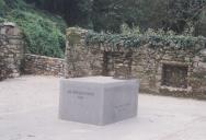 Pianha em pedra para colocar a escultura de "Os Perseguidos" na entrada da casa-museu-atelier Anjos Teixeira na Volta do Duche.
