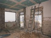 Obras de reparação no interior da escola primária das Azenhas do Mar.