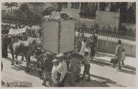 Carro de bois durante um cortejo de oferendas na Avenida Heliodoro Salgado, na Estefânia.