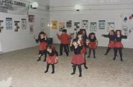 Atuação de um grupo de dança infantil no 2.º aniversário do mercado de Casal de Cambra.