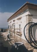 Obras de reparação na fachada da escola primária das Azenhas do Mar.