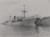 Kertosono navio de carga, com um rombo e atracado no porto durante a II Guerra Mundial.