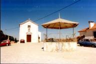 Coreto e capela na aldeia do Penedo, Colares.