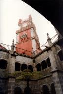 Vista parcial dos claustros e da torre do relógio do Palácio Nacional da Pena.