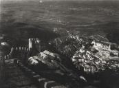 Vista geral da vila de Sintra, ainda com as casas do almoxarifado, captada a partir do Castelo dos Mouros.