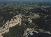 Vista parcial das muralhas do Castelo dos Mouros com a vila de Sintra.