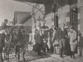 Passageiros saindo da estação de Caminhos de Ferro de Sintra.