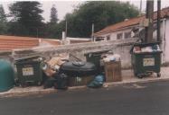 Contentores de resíduos urbanos numa rua do Concelho de Sintra.
