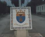 Painel de azulejos com o brasão de armas da Base Aérea n.º 1 de Sintra.