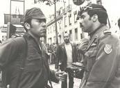 Salgueiro Maia a trocar informações com outro soldado durante a revolução de 25 de Abril de 1974.