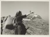 Mulher saloia com o seu burro no Cabo da Roca.
