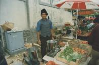 Venda de legumes no mercado municipal da Estefânia.