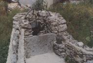 Poço revestido a pedra em Gouveia, aldeia em verso.
