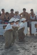 Jogo tradicional, corrida de sacos na Praia das Maçãs.